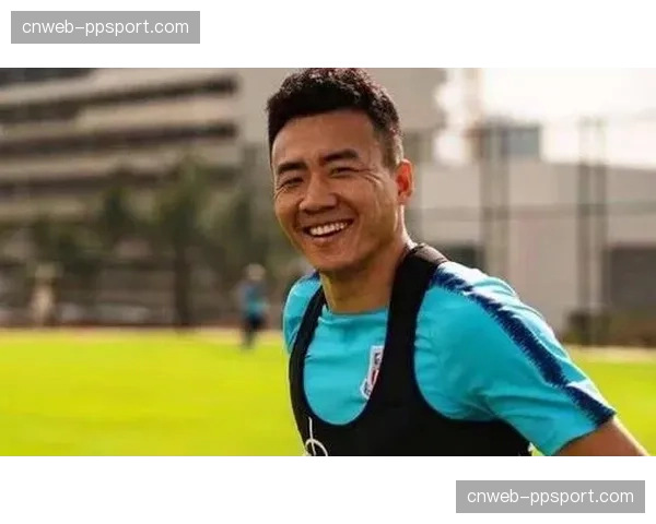 镜头捕捉:场边摩纳哥主帅怒摔水瓶,对一次防守失误表示不满