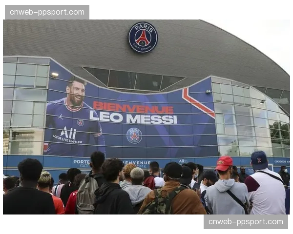 欧冠奖杯巡展抵达华沙，吸引数万波兰球迷参观。