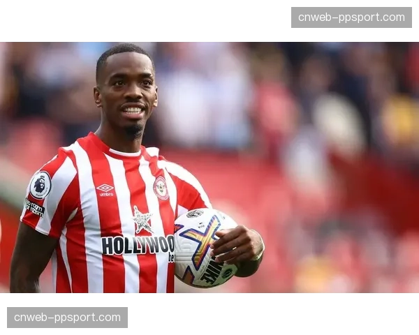 特写:绝杀后,布伦特福德前锋托尼冲向主看台与父亲庆祝 特写:绝杀后,布伦特福德前锋托尼冲向主看台与父亲庆祝