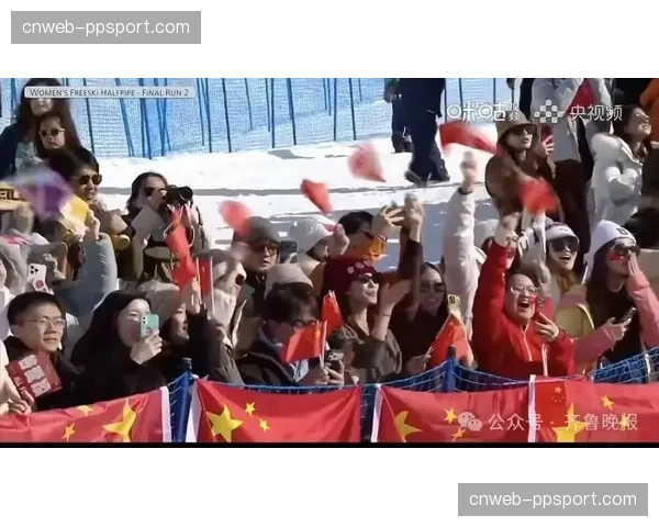 特写:冠军与亚军共同举起国旗,展现体育友谊 特写:冠军与亚军共同举起国旗,展现体育友谊